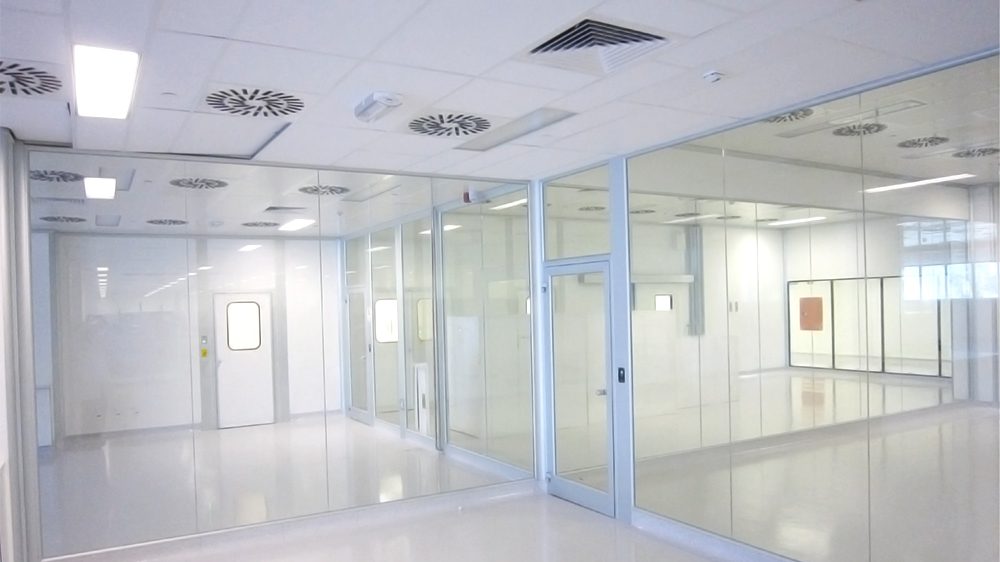 Cleanrooms modular glass walls with door